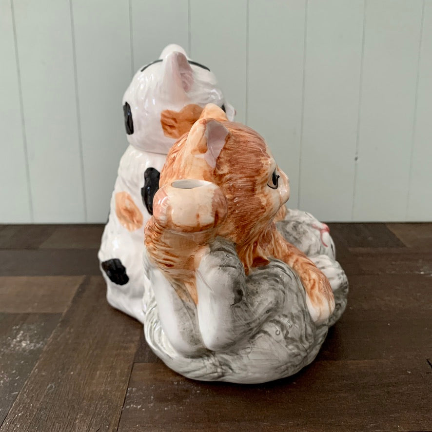 Albert Kessler & Co ◇ Three playful cats Teapot