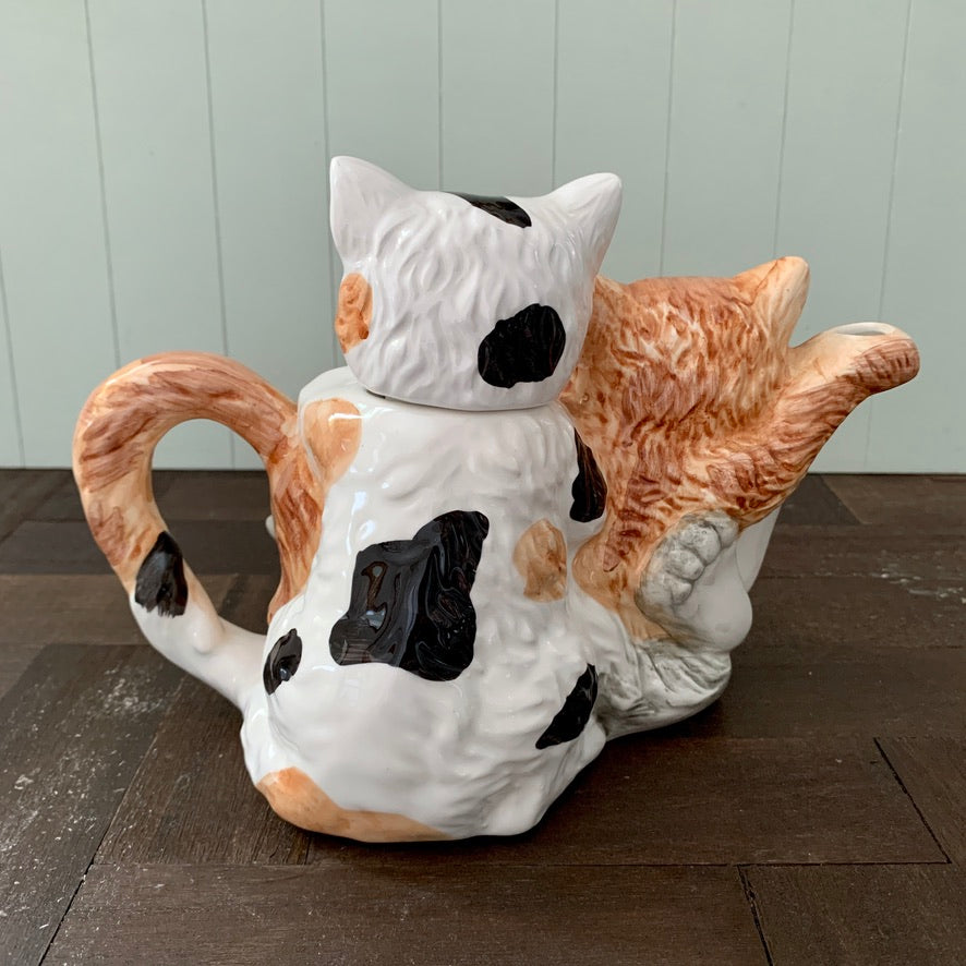 Albert Kessler & Co ◇ Three playful cats Teapot