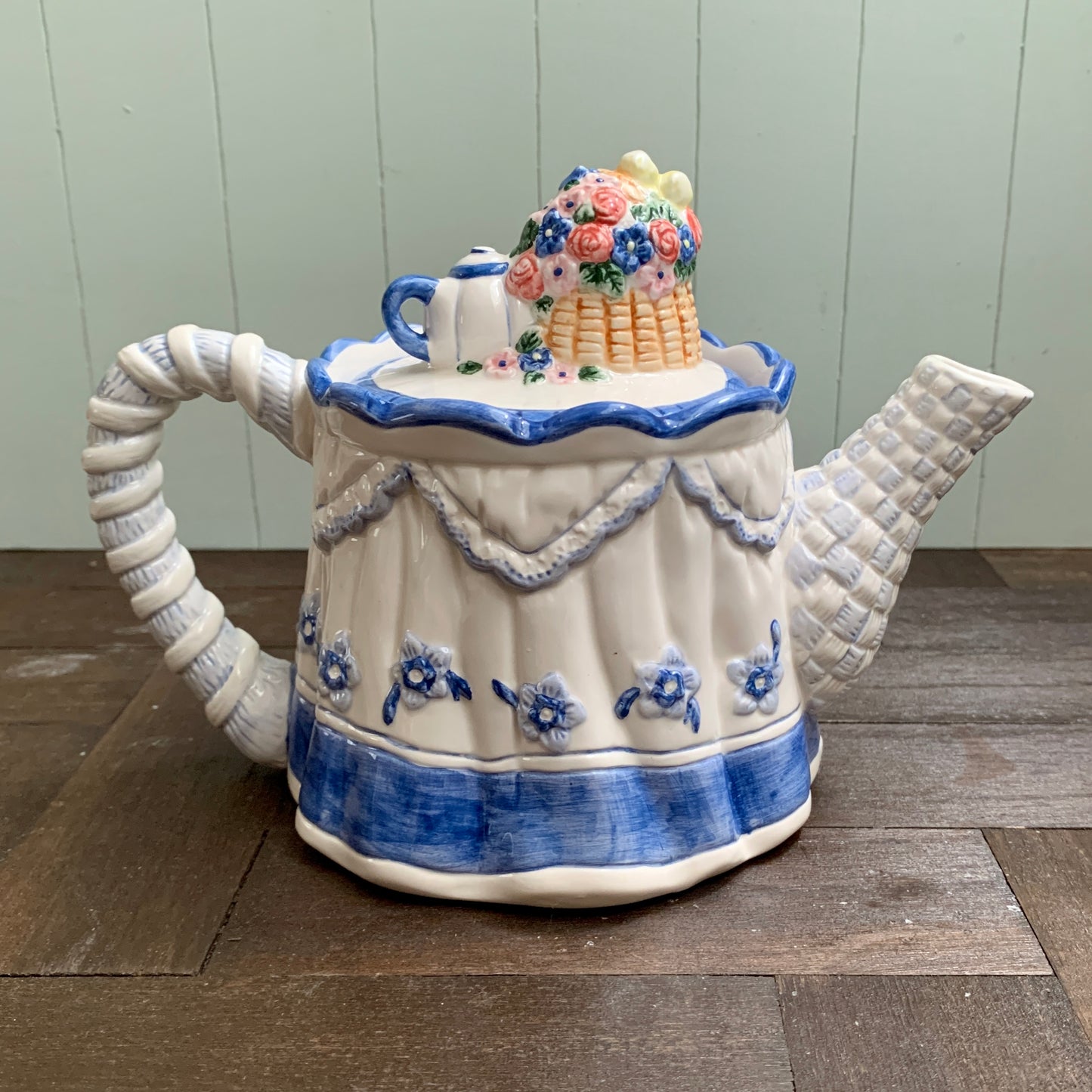 AVON ◇ Blue rose cat teapot