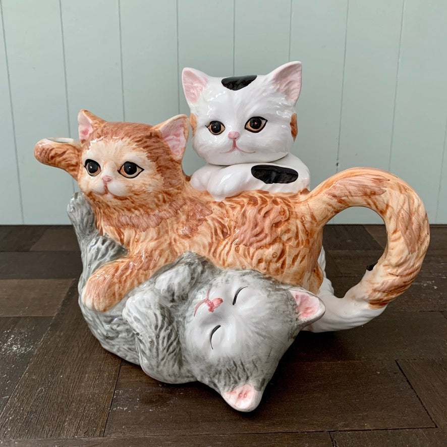 Albert Kessler & Co ◇ Three playful cats Teapot – milk and mint