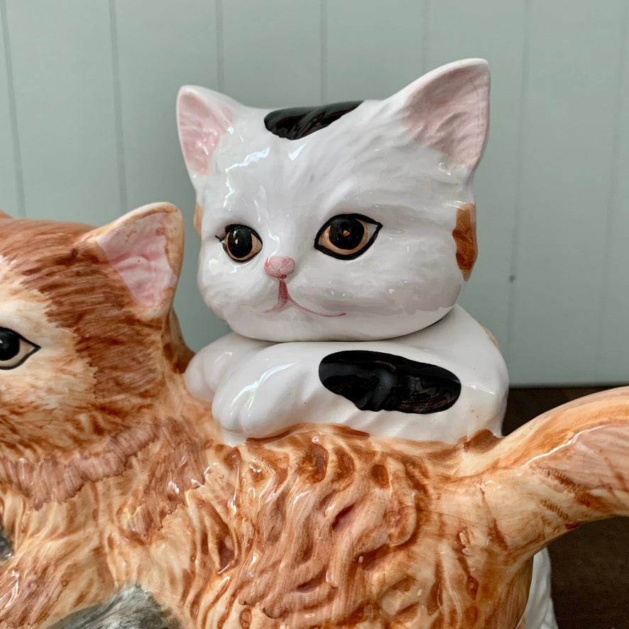 Albert Kessler & Co ◇ Three playful cats Teapot