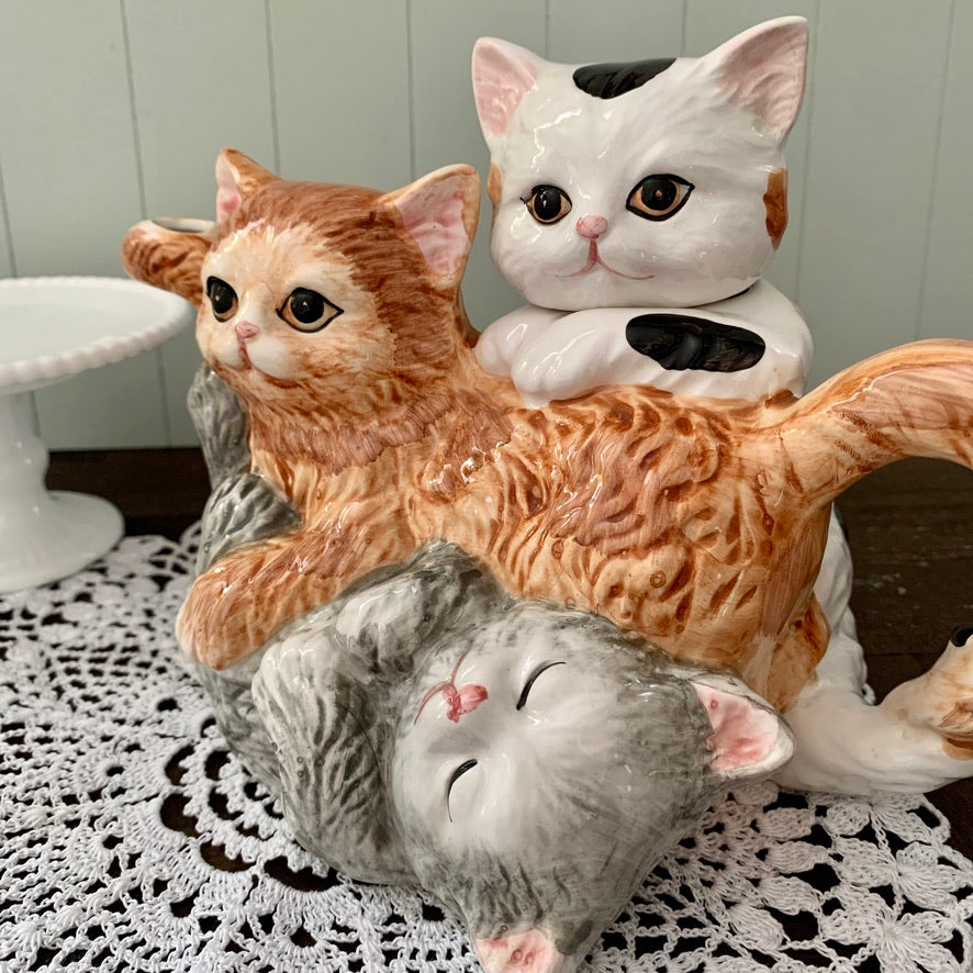 Albert Kessler & Co ◇ Three playful cats Teapot