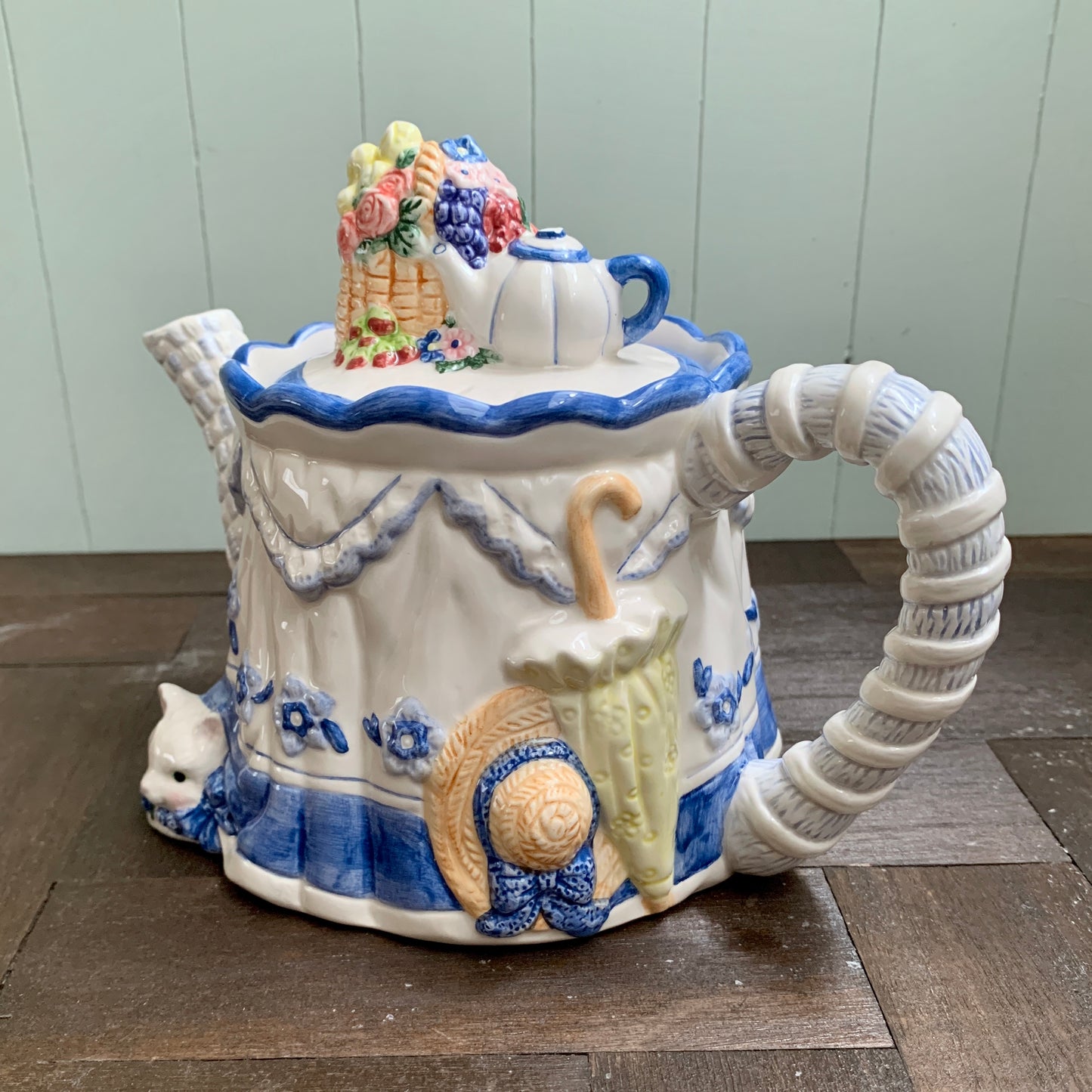 AVON ◇ Blue rose cat teapot