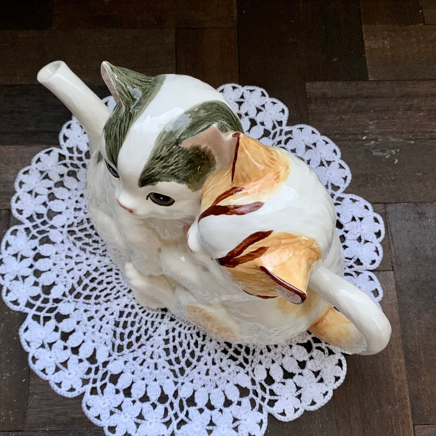 Hearth & Home Design ◇ Two Cats Together Teapot