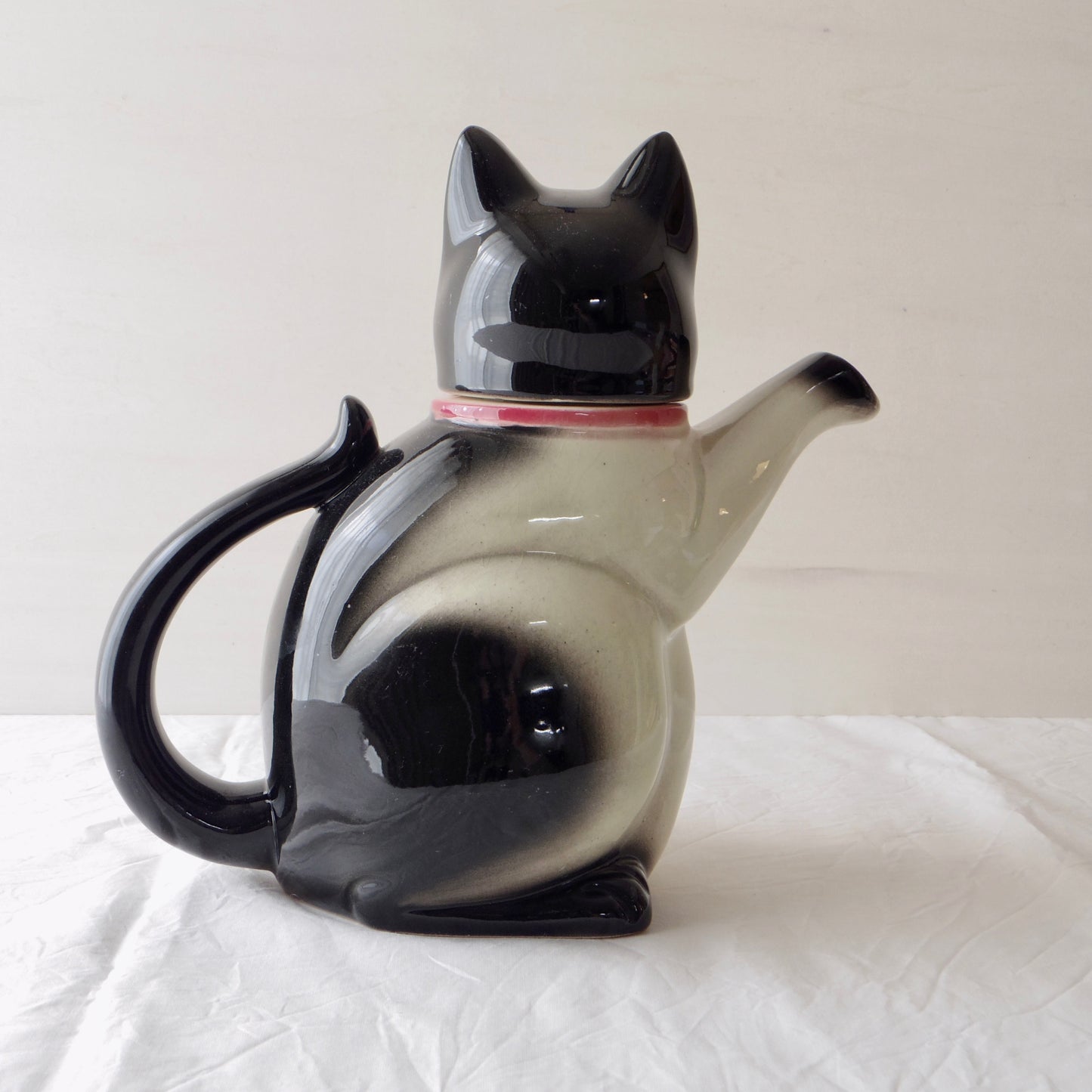 Erphila 6700 ◇ Black and White Cat Teapot