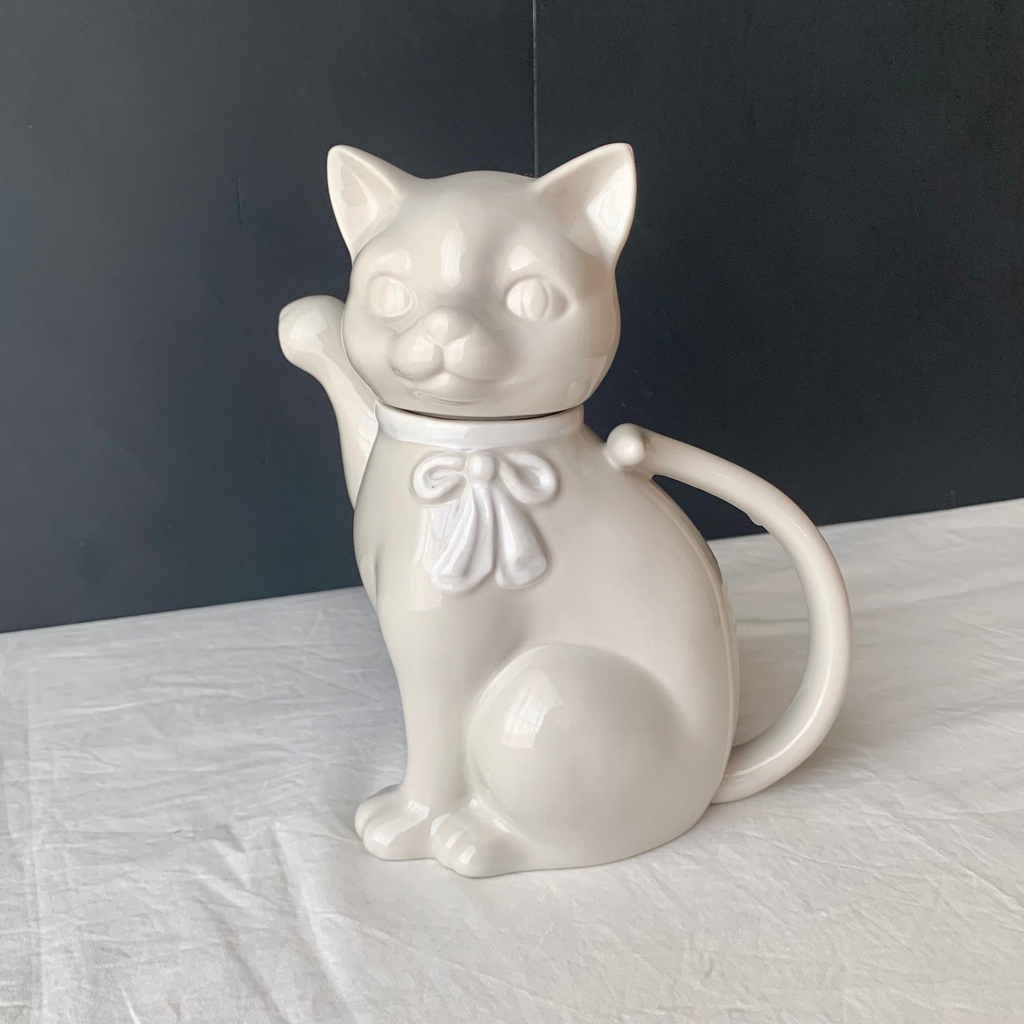 Takahashi San francisco ◇ Ivory white cat teapot