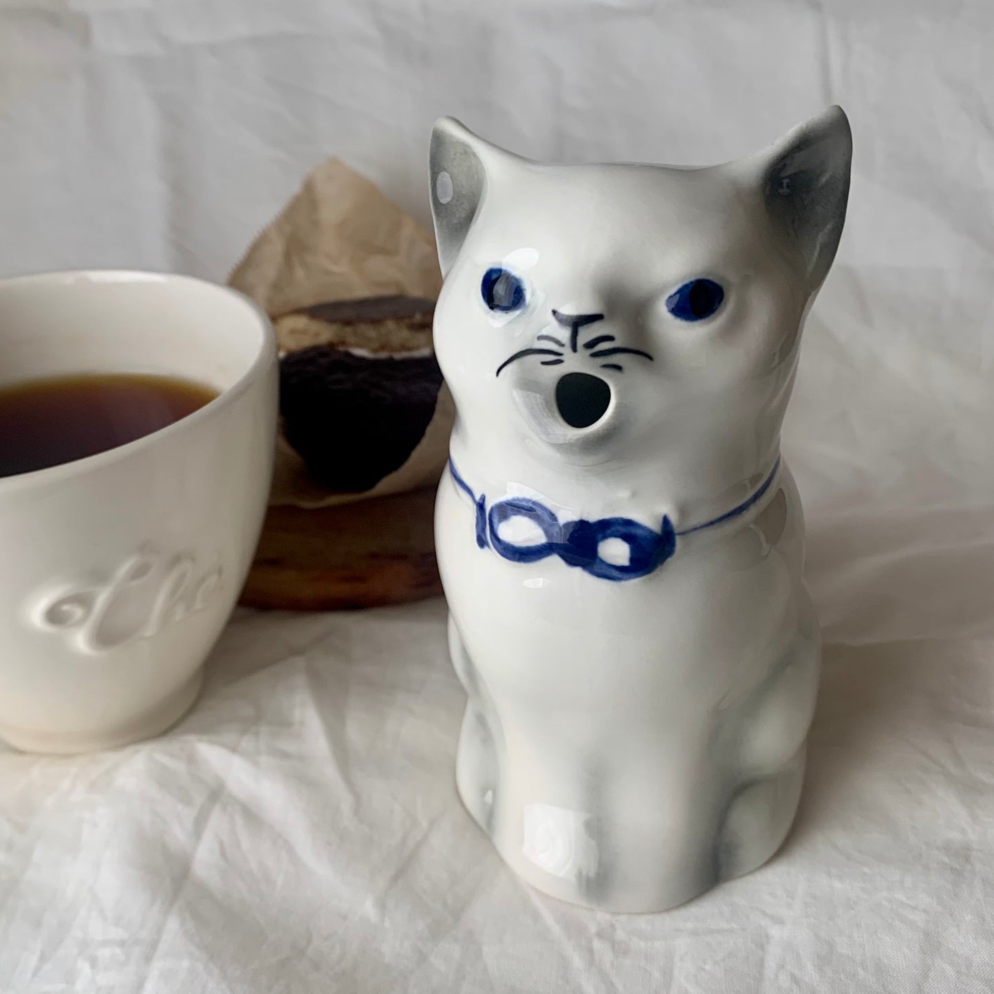 Tony wood studio ◇  White cat milk jug