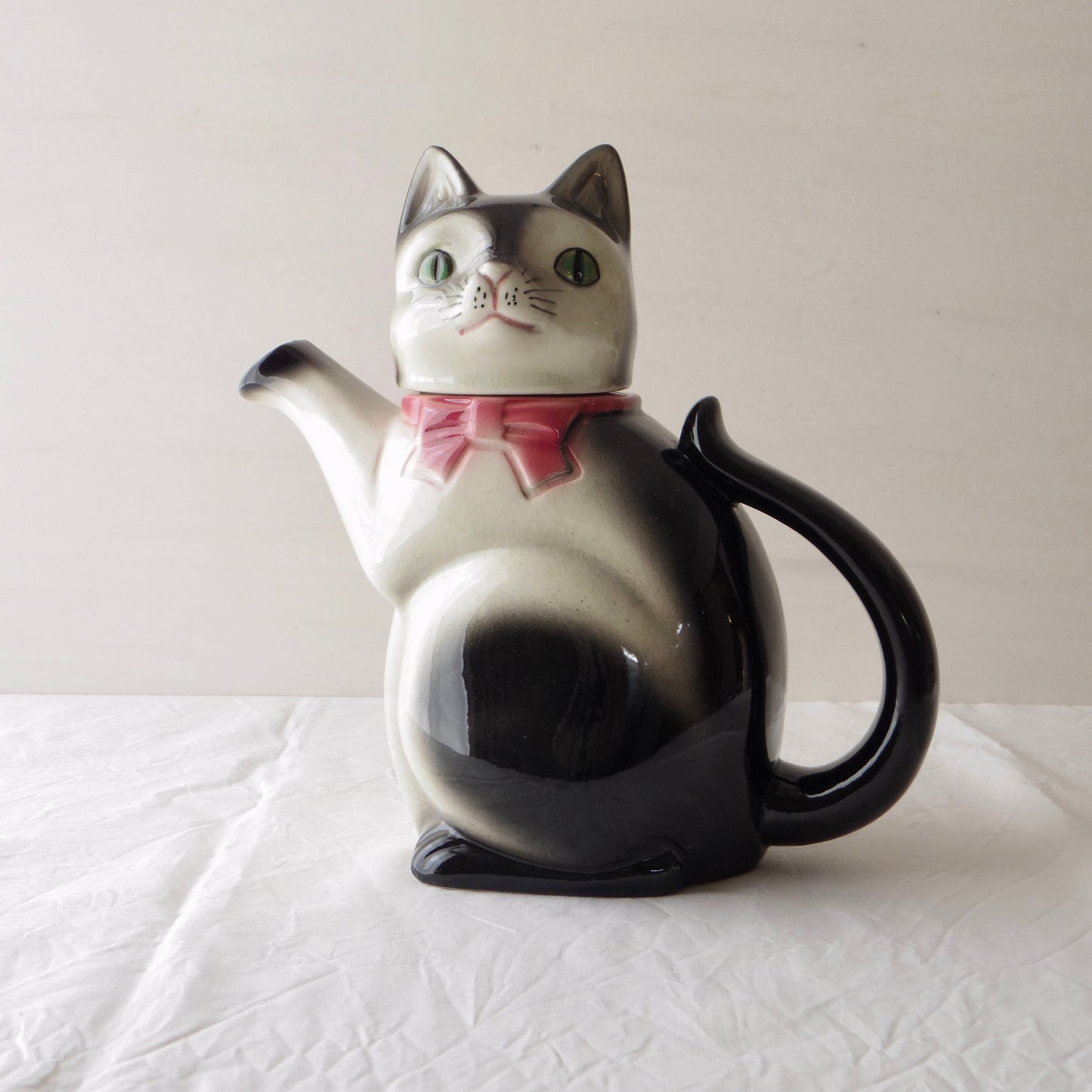 Erphila 6700 ◇ Black and White Cat Teapot