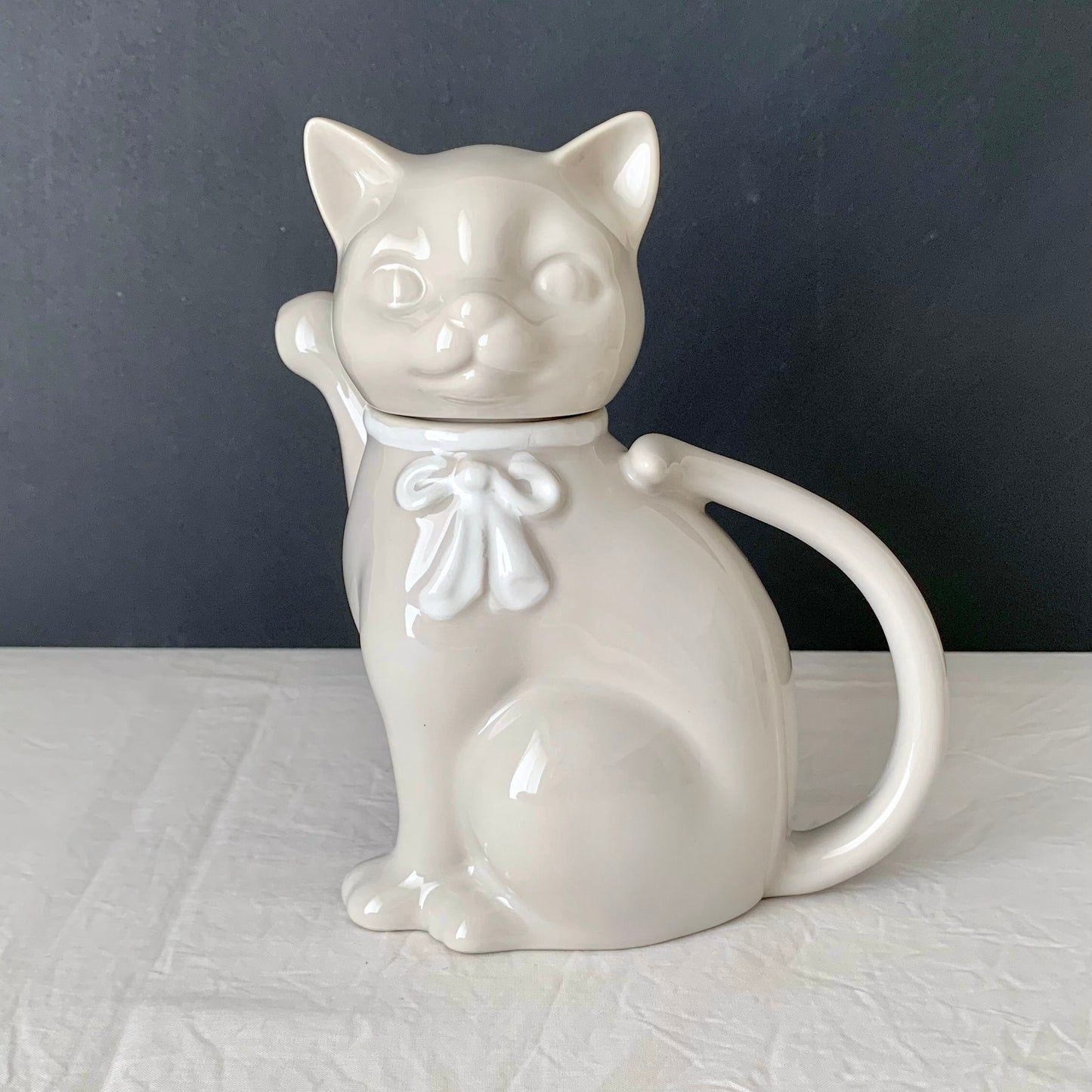 Takahashi san francisco ◇ Milk white cat teapot