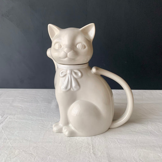 Takahashi San francisco ◇ Ivory white cat teapot