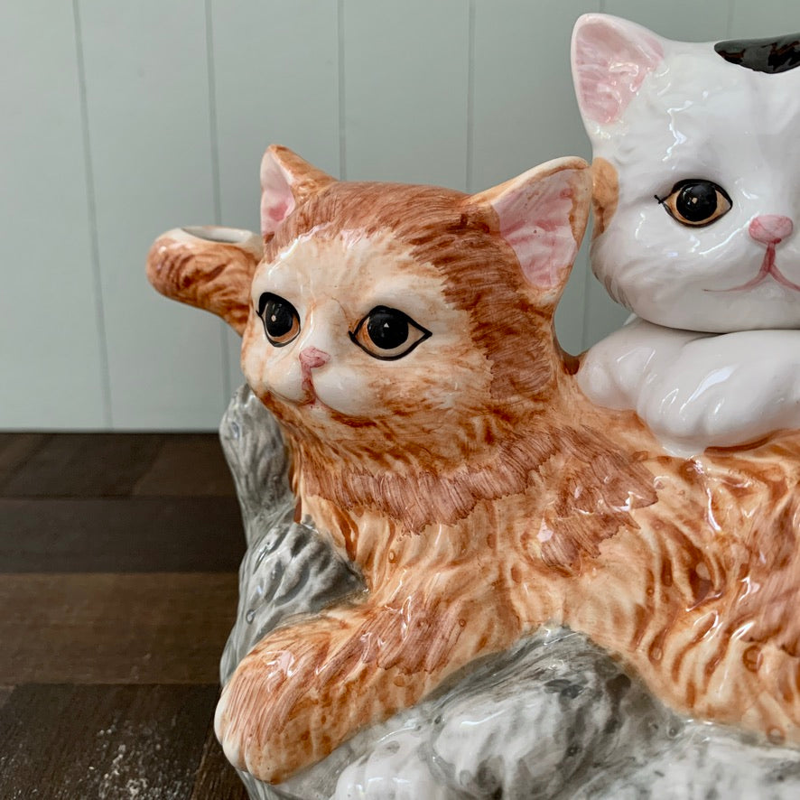 Albert Kessler & Co ◇ Three playful cats Teapot – milk and mint