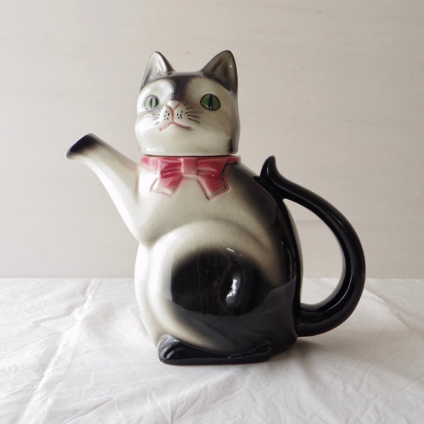 Erphila 6700 ◇ Black and White Cat Teapot