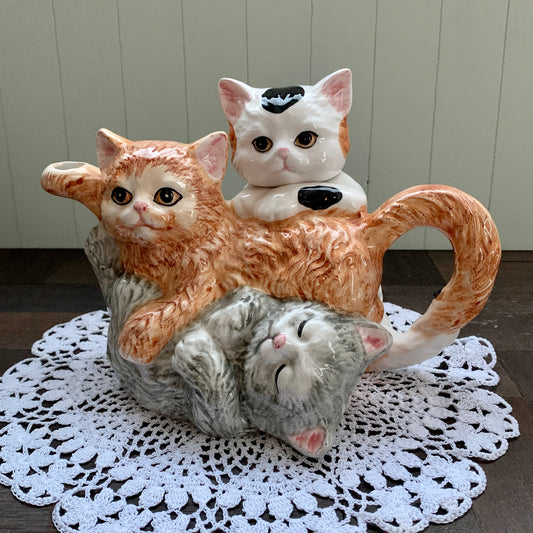 Albert Kessler & Co ◇ Three playful cats Teapot
