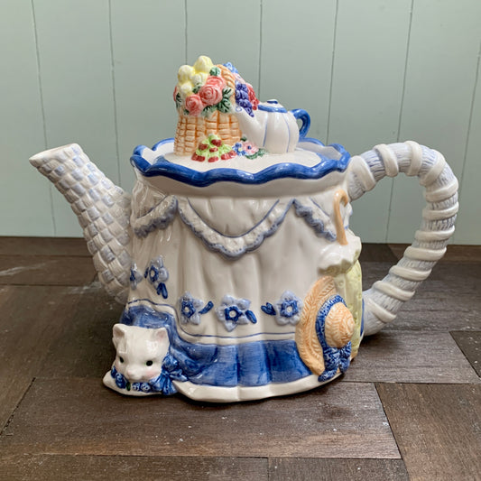 AVON ◇ Blue rose cat teapot