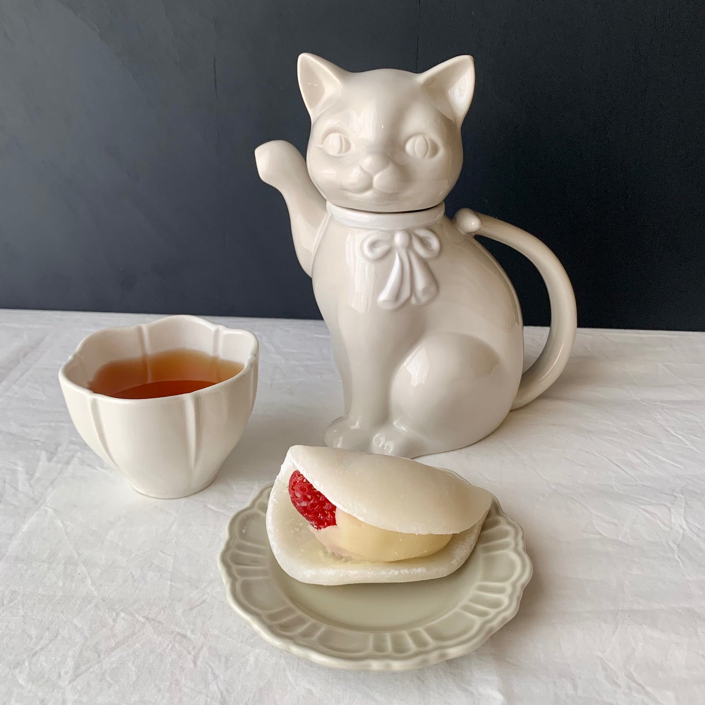 Takahashi San francisco ◇ Ivory white cat teapot