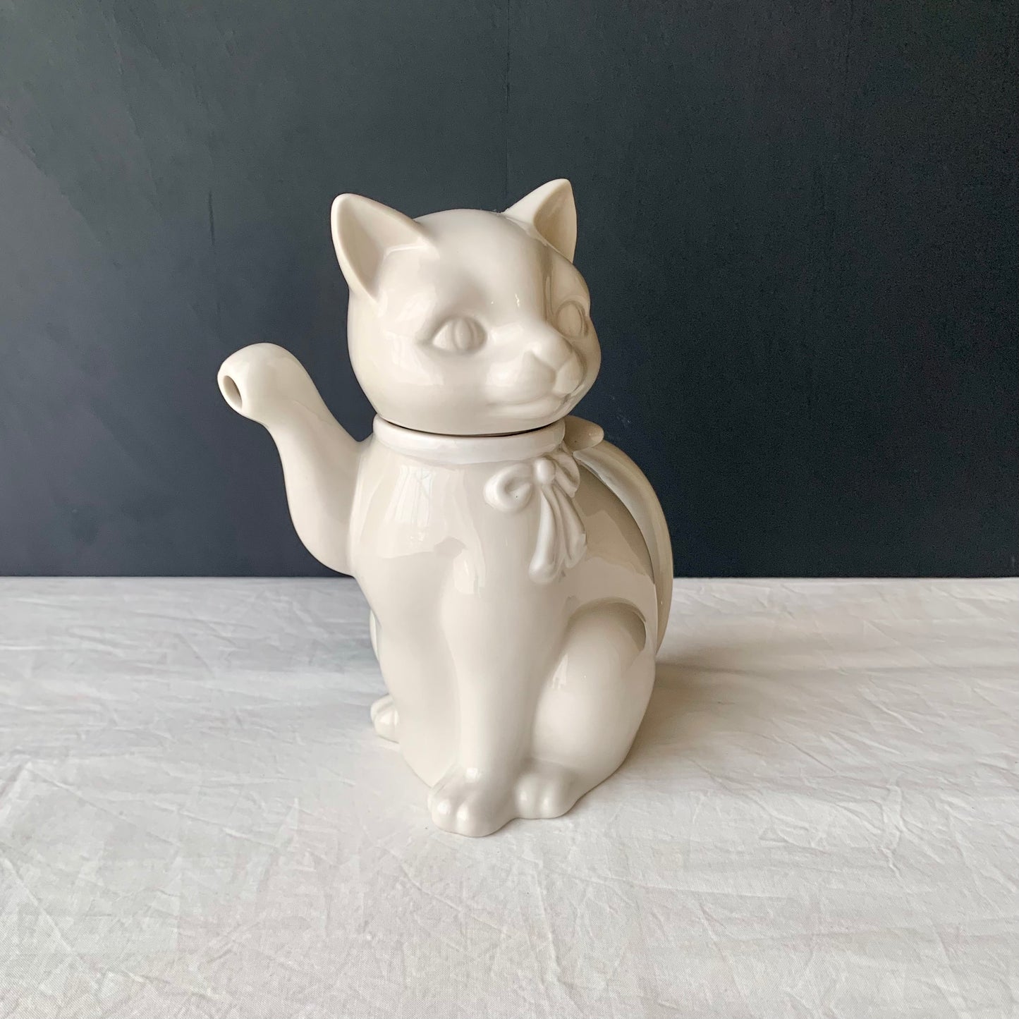 Takahashi San francisco ◇ Ivory white cat teapot