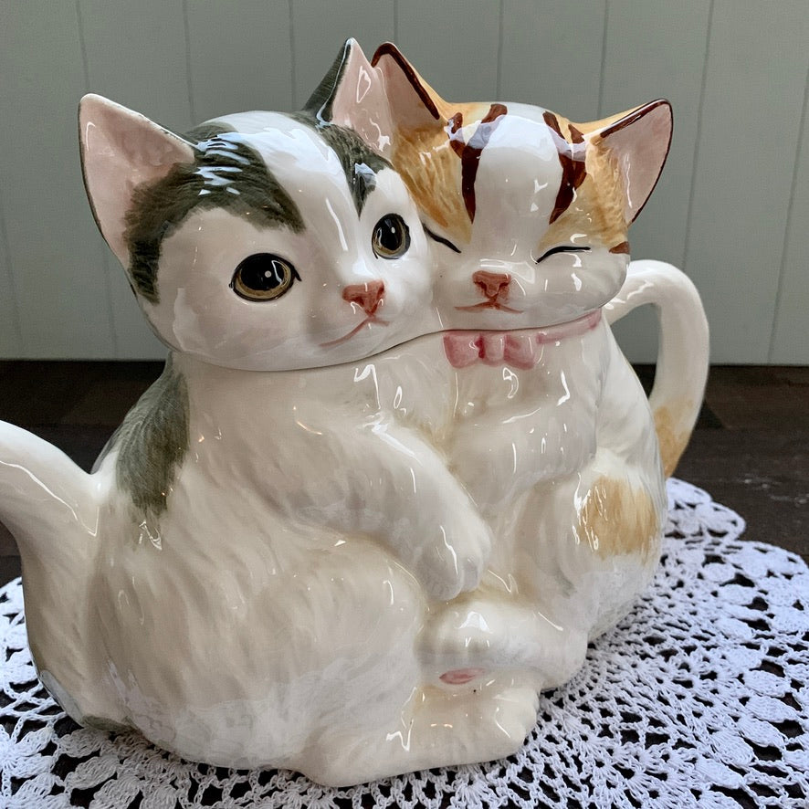 Hearth & Home Design ◇ Two Cats Together Teapot